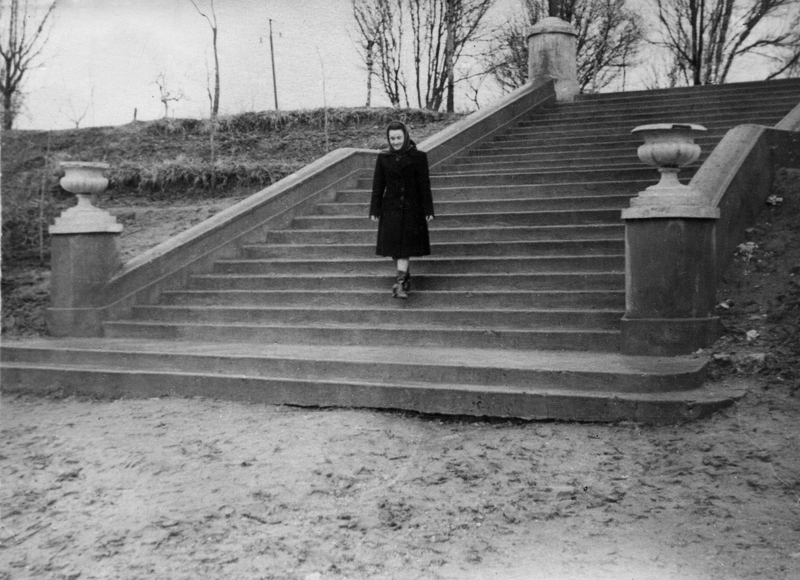  Лестница слева от трибуны на площади